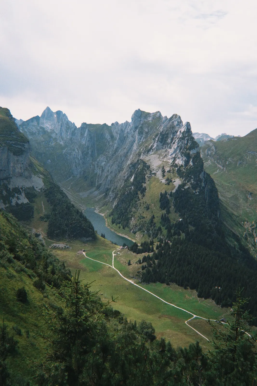 Weg hinunter zum Fälensee zwischen Felswänden