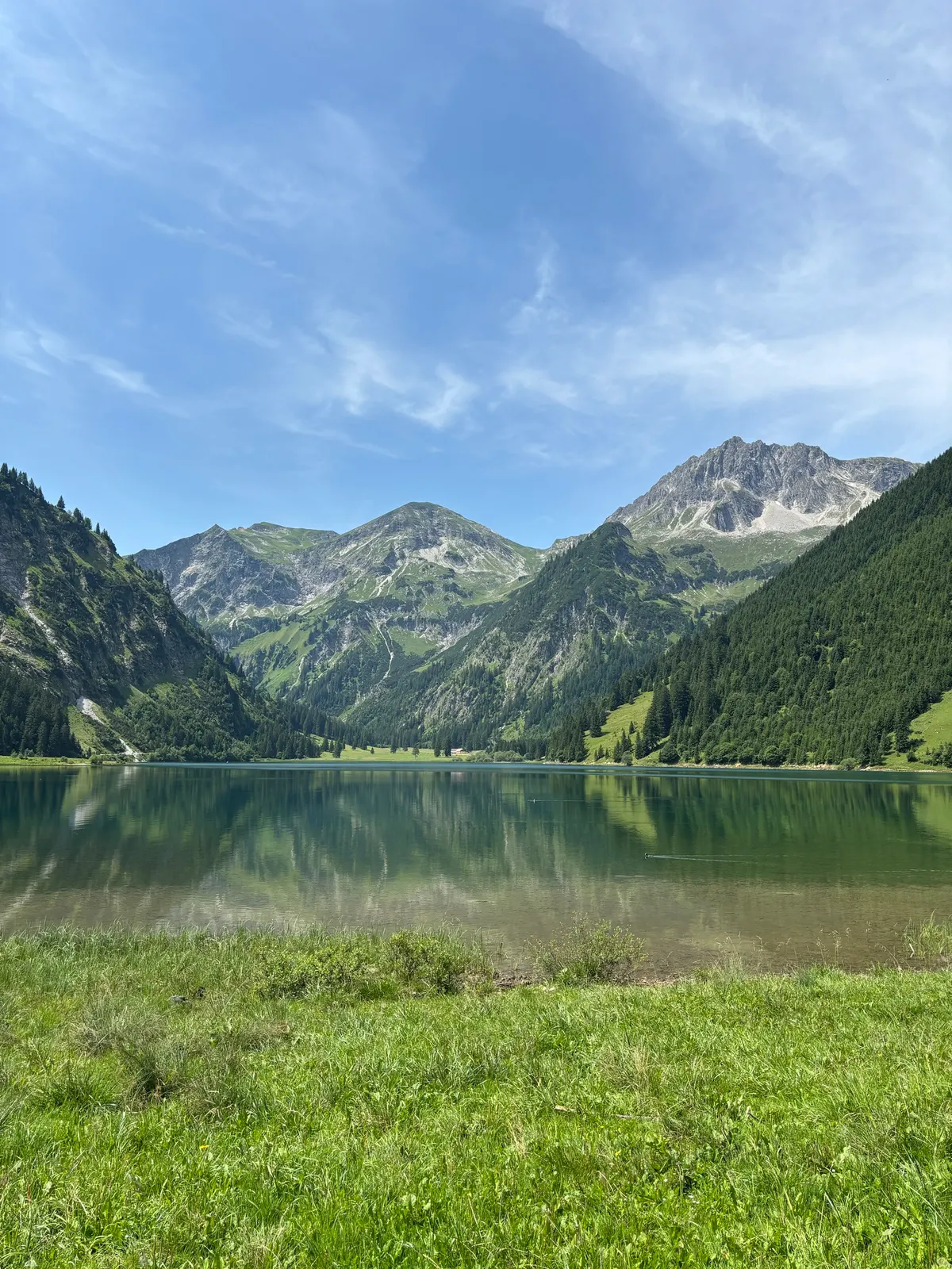 Vilsalpsee mit Spiegelung der Berge